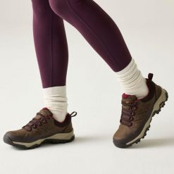 Damskie buty Blake Low. Brązowe buty trekkingowe Regatta, z gumy, bez zapięcia. Za 379.50 zł.