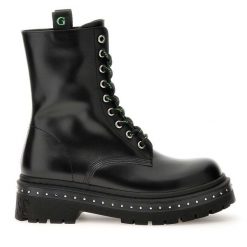 Botki Guess. Czarne botki Guess, z aplikacjami, bez obcasa, na płaskiej podeszwie, bez zapięcia. Za 389.99 zł.