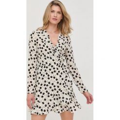 Red Valentino sukienka jedwabna kolor beżowy mini rozkloszowana. Brązowe sukienki Red Valentino, bez wzorów, z jedwabiu, bez kołnierzyka, bez ramiączek, maxi, rozkloszowane. W wyprzedaży za 2,379.90 zł.