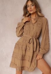 Ciemnobeżowa Sukienka Koszulowa z Wiązanym Paskiem i Ażurowymi Taśmami Deme. Brązowe sukienki Renee, l, w ażurowe wzory, z materiału, boho, bez kołnierzyka, bez ramiączek, mini, koszulowe. W wyprzedaży za 203.99 zł.