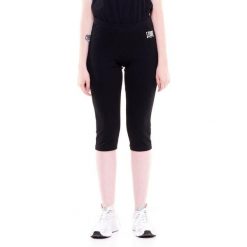 Podstawowe, krótkie legginsy damskie. Czarne legginsy LEONE 1947 APPAREL, bez wzorów, z tkaniny, sportowe, krótkie. Za 77.89 zł.