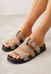 Ciemnobeżowe Klapki z Geometryczną Cholewką i Klamrą z Boku Endrita. Brązowe klapki Born2be, bez wzorów, klasyczne, bez obcasa, na płaskiej podeszwie, bez zapięcia. Za 74.99 zł.