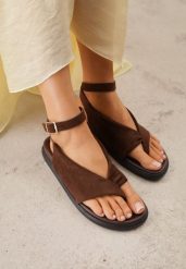 Brązowe Sandały Japonki z Imitacji Zamszu z Paskiem na Duży Palec Onisira. Brązowe sandały Born2be, bez wzorów, z jeansu, boho, bez obcasa, na płaskiej podeszwie, bez zapięcia. Za 99.99 zł.