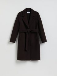 Płaszcz z wiązanym paskiem - ciemnobrązowy. Brązowe płaszcze Reserved, l, bez wzorów, z dzianiny, bez kaptura. Za 159.99 zł.