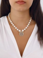 Luja Bijoux Pozłacany naszyjnik "Flower of Life" z cyrkoniami i masą perłową rozmiar: onesize. Białe naszyjniki Luja Bijoux, z materiału, z cyrkonią, metalowe. Za 61.46 zł.