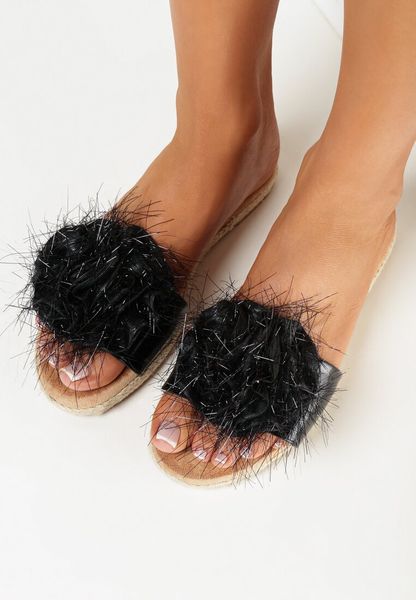 Czarne Klapki na Plecionej Podeszwie z Ozdobnym Paskiem z Metaliczną Nitką Cavilia. Czarne klapki Born2be, bez wzorów, bez obcasa, na płaskiej podeszwie, bez zapięcia. Za 29.99 zł.