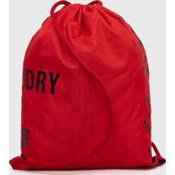 Superdry plecak kolor czerwony z nadrukiem. Czerwone plecaki Superdry, bez wzorów, z nadrukiem, bez dodatków. W wyprzedaży za 84.99 zł.