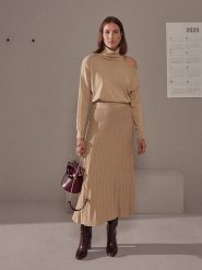 Rodier Golf w kolorze beżowym rozmiar: S. Brązowe swetry Rodier, s, bez wzorów, ze splotem, klasyczne, bez ramiączek. Za 195.99 zł.