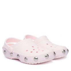Klapki Crocs. Czerwone klapki Crocs, bez wzorów, bez obcasa, bez zapięcia. Za 259.99 zł.