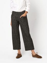 Toni Spodnie w kolorze czarnym rozmiar: 38. Czarne spodnie materiałowe Toni, bez wzorów, z materiału. Za 152.99 zł.