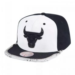 Czapka z daszkiem unisex koszykarska Mitchell & Ness Chicago Bulls czarno-biała. Białe czapki z daszkiem Mitchell & Ness, bez wzorów, z materiału. Za 179.00 zł.