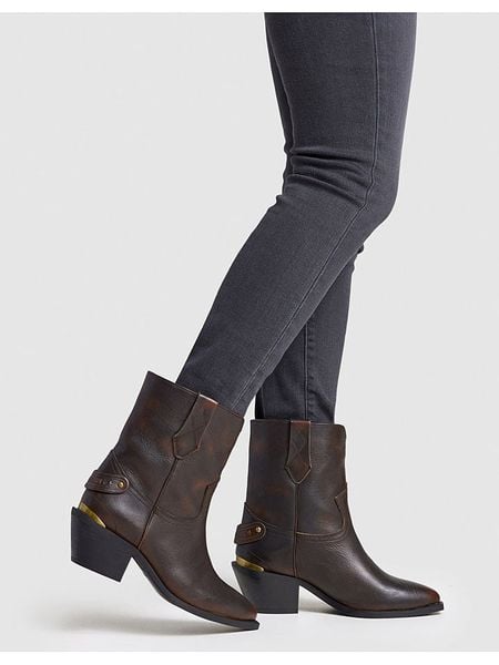 Pepe Jeans FOOTWEAR Skórzane botki "April" w kolorze brązowym rozmiar: 39. Brązowe botki Pepe Jeans FOOTWEAR, bez wzorów, z jeansu, eleganckie, bez obcasa, bez zapięcia. Za 330.20 zł.