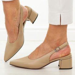 Beżowe skórzane czółenka damskie Cambell 98335. Brązowe czółenka Cambell, na lato, bez wzorów, ze skóry, biznesowe, bez obcasa, na obcasie, bez zapięcia. Za 239.00 zł.