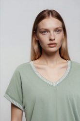 Bluzka z bawełny oliwkowa. Zielone bluzki MOODO, bez wzorów, z bawełny, bez kołnierzyka, bez ramiączek. Za 69.99 zł.