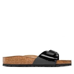 Klapki Birkenstock. Czarne klapki Birkenstock, bez wzorów, bez obcasa, bez zapięcia. Za 399.99 zł.