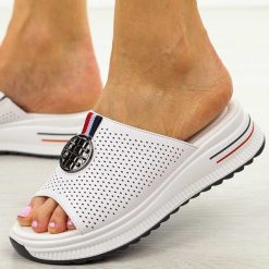 Białe ażurowe skórzane klapki damskie Cambell 07305. Białe klapki Cambell, w ażurowe wzory, z jeansu, biznesowe, bez obcasa, bez zapięcia. Za 199.00 zł.