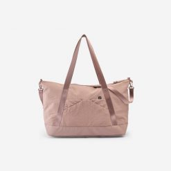 Torba sportowa Decathlon 28 litrów. Brązowe torby sportowe Decathlon, bez wzorów, z materiału, na ramię. Za 99.99 zł.