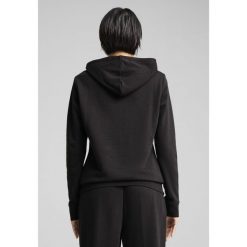 Damska bluza z kapturem ESS METALLIC PUMA Black Metallic Gold. Czarne bluzy Puma, l, bez wzorów, sportowe, bez ramiączek, z kapturem. W wyprzedaży za 174.00 zł.