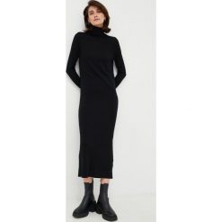 Calvin Klein sukienka wełniana kolor czarny maxi dopasowana. Czarne sukienki Calvin Klein, s, bez wzorów, z dzianiny, bez kołnierzyka, bez ramiączek, maxi, dopasowane. W wyprzedaży za 619.99 zł.
