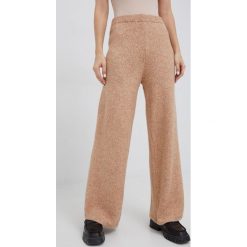 United Colors of Benetton spodnie z domieszką wełny damskie kolor beżowy proste high waist. Brązowe spodnie materiałowe United Colors Of Benetton, bez wzorów, z materiału, z podwyższonym stanem. W wyprzedaży za 219.99 zł.