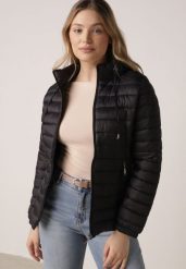 Czarna Klasyczna Kurtka Przejściowa z Pikowaniem i Odpinanym Kapturem Fezizola. Czarne kurtki Born2be, na jesień, l, bez wzorów, z jeansu, klasyczne. Za 99.99 zł.