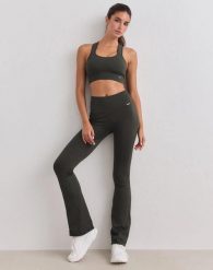 Damskie legginsy bezszwowe prążkowane wysoki stan dzwony długie ciemnozielone. Zielone legginsy AIM'N, bez wzorów, z elastanu, długie. Za 302.00 zł.