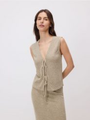 Wiązana bluzka z wiskozą - beżowy. Brązowe bluzki Reserved, l, bez wzorów, z dzianiny, bez kołnierzyka, bez ramiączek. Za 79.99 zł.