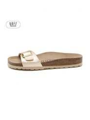 Teegu Klapki w kolorze złotym rozmiar: 39. Żółte klapki teegu, bez wzorów, klasyczne, z otwartym noskiem, bez obcasa, bez zapięcia. Za 121.99 zł.