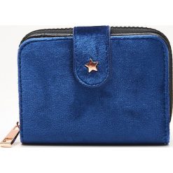 Portfel z cekinami - Granatowy. Paski marki Cropp. W wyprzedaży za 19.99 zł.