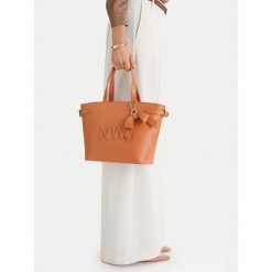Torebka Nine West. Brązowe torebki klasyczne Nine West, bez wzorów, klasyczne, bez dodatków. Za 349.99 zł.