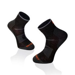 Krótkie skarpetki do turystyki górskiej Antracytowe. Czarne skarpetki TRY TO FLY, bez wzorów, trekkingowe. W wyprzedaży za 65.54 zł.