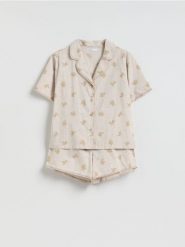 Popelinowa piżama z misiem - kremowy. Białe piżamy Reserved, l, bez wzorów, z bawełny, bez kołnierzyka, bez ramiączek. Za 129.99 zł.