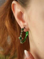 L'Atelier de Gaia Pozłacane kolczyki-kreole z cyrkoniami i malachitami rozmiar: onesize. Zielone kolczyki L'Atelier de Gaia, z cyrkonią, pozłacane. Za 75.34 zł.