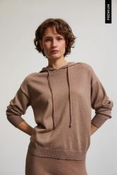 Sweter z kapturem beżowy. Brązowe swetry MOODO, l, bez wzorów, z poliamidu, bez ramiączek. Za 149.99 zł.