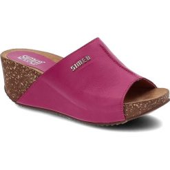 Różowe Klapki Simen Wygodne Skórzane Buty Na Koturnie. Czerwone klapki Simen, bez wzorów, bez obcasa, na koturnie, bez zapięcia. Za 289.00 zł.