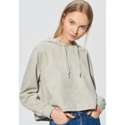 Bluza z kapturem o krótkim kroju - Jasny szary. Bluzy z kapturem marki Cropp. W wyprzedaży za 29.99 zł.