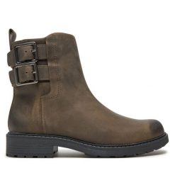 Botki Clarks. Brązowe botki Clarks, bez wzorów, bez obcasa, na płaskiej podeszwie, bez zapięcia. Za 499.99 zł.