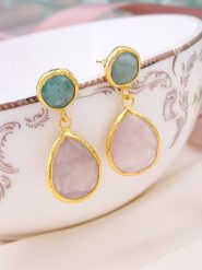 Pierres de Jade Pozłacane kolczyki-wkrętki z amazonitami i kwarcem różowym rozmiar: onesize. Różowe kolczyki Pierres de Jade, z kwarcem, pozłacane. Za 56.99 zł.