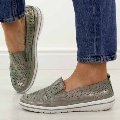 Zielone ażurowe skórzane półbuty damskie Jezzi 5364. Zielone półbuty wsuwane Jezzi, na jesień, w ażurowe wzory, z jeansu, casualowe, z okrągłym noskiem, bez obcasa, na płaskiej podeszwie. Za 199.00 zł.