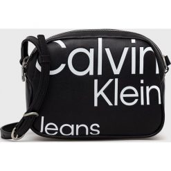 Calvin Klein Jeans torebka kolor czarny. Czarne listonoszki Calvin Klein Jeans, bez wzorów, z jeansu, na ramię, bez dodatków. W wyprzedaży za 278.99 zł.