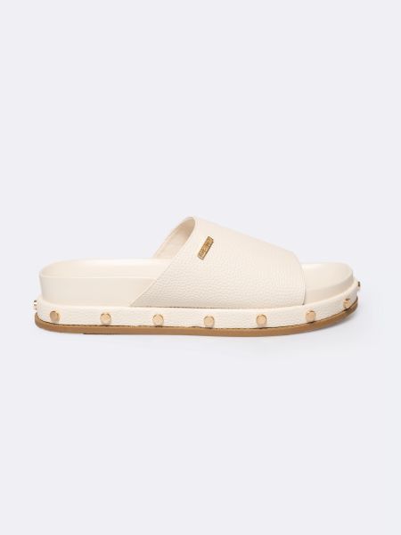 Klapki damskie na podwyższonej podeszwie z ozdobnymi nitami beżowe RR274215 801. Brązowe klapki BIG STAR, z aplikacjami, ze skóry ekologicznej, eleganckie, bez obcasa, bez zapięcia. W wyprzedaży za 159.99 zł.