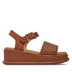 Sandały Clarks. Brązowe sandały Clarks, bez wzorów, bez obcasa, na koturnie, bez zapięcia. Za 499.99 zł.
