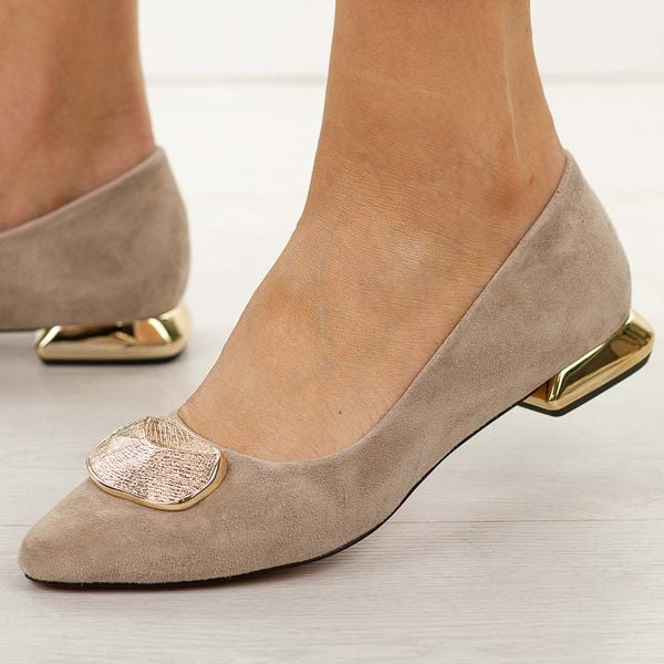 Beżowe skórzane baleriny damskie DiA 9027. Brązowe baleriny DiA, z aplikacjami, z jeansu, eleganckie, bez obcasa, na obcasie, bez zapięcia. Za 359.00 zł.