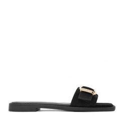 Klapki Beverly Hills Polo Club. Czarne klapki Beverly Hills Polo Club, bez wzorów, bez obcasa, bez zapięcia. Za 249.99 zł.