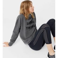 Mango - Bluza Ottis. Szare bluzy marki Mango, z nadrukiem, z bawełny. W wyprzedaży za 59.90 zł.