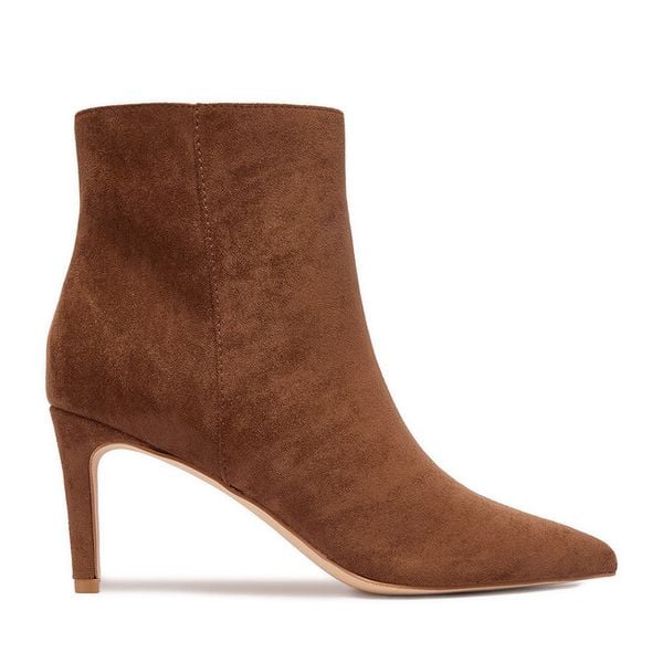 Botki JENNY. Brązowe botki Jenny, bez wzorów, bez obcasa, na szpilce, bez zapięcia. Za 159.99 zł.