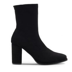 Botki JENNY. Czarne botki Jenny, bez wzorów, bez obcasa, na słupku, bez zapięcia. Za 89.99 zł.