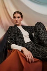 Marynarka w zwierzęcy wzór czarna. Czarne marynarki i żakiety MOODO, l, bez wzorów, z elastanu, bez ramiączek. Za 179.99 zł.