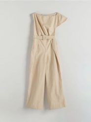 Kombinezon z paskiem - beżowy. Brązowe kombinezony Reserved, l, bez wzorów, z bawełny, bez kołnierzyka, bez ramiączek. W wyprzedaży za 89.99 zł.