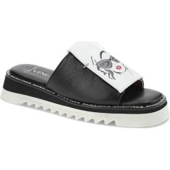 Czarne Klapki Venezia Wygodne Buty Na Lato. Czarne klapki Venezia, bez wzorów, bez obcasa, na platformie, bez zapięcia. Za 229.00 zł.